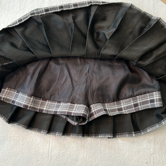 Two pleated skirts with short linings - Picture 4 of 11